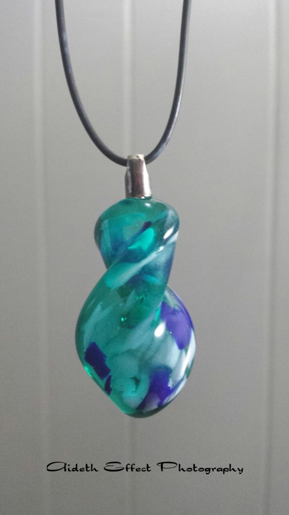 Glass jewelry with light from the right using white paper  Photography 101: Glass