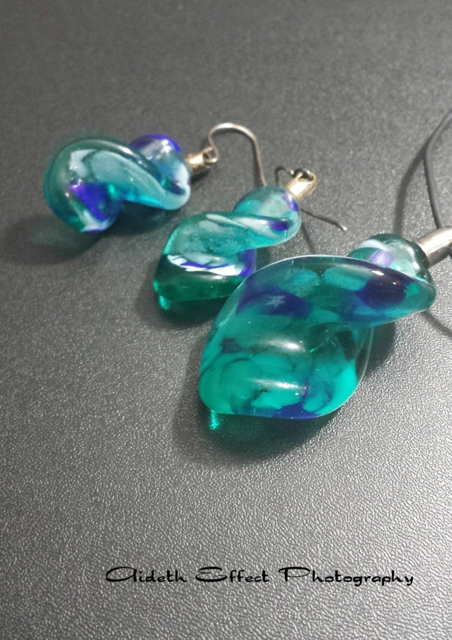 Glass jewelry with light from the right Photography 101: Glass