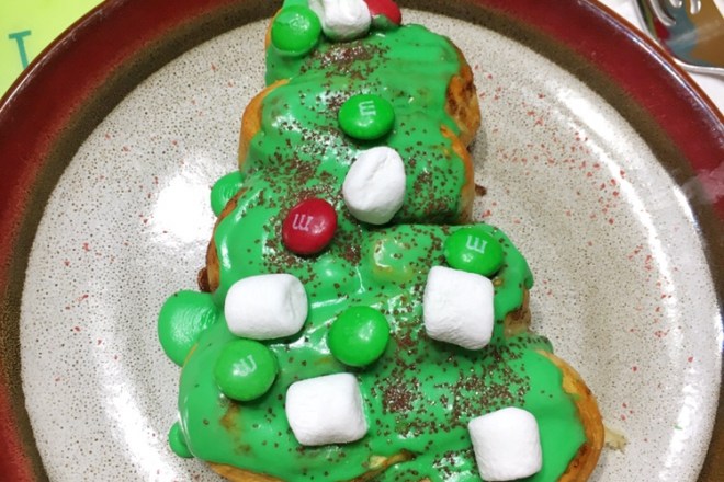 Christmas tree cinnamon roll